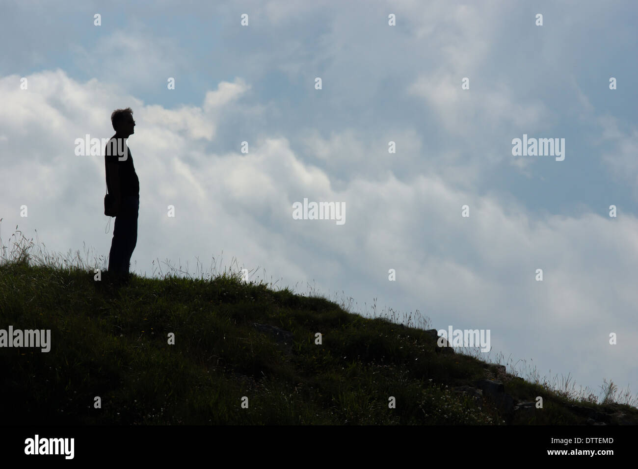 Silhouette eines Mannes stehend auf einem Hügel Stockfoto
