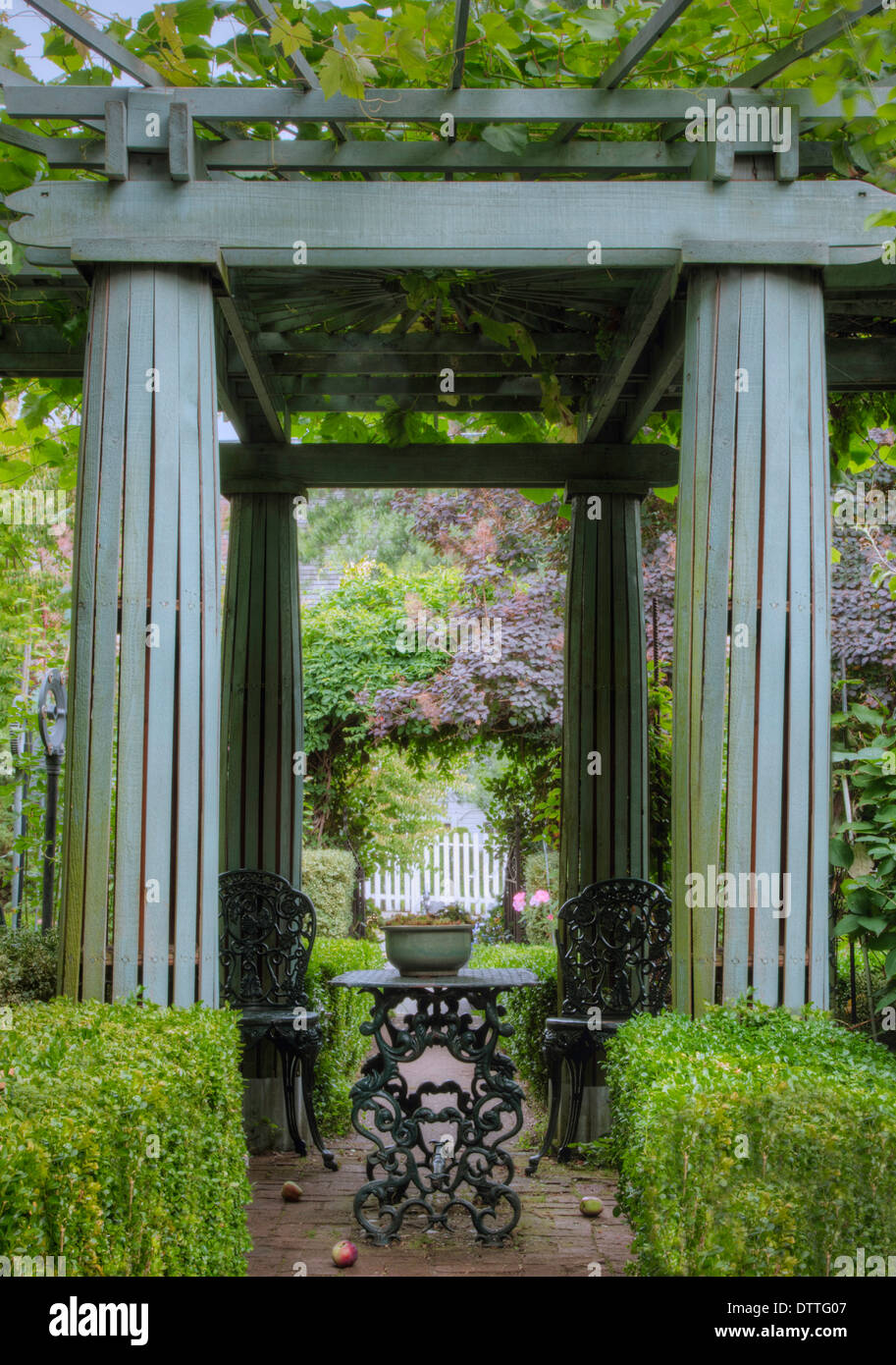 Arbor über Tisch im Garten Stockfoto