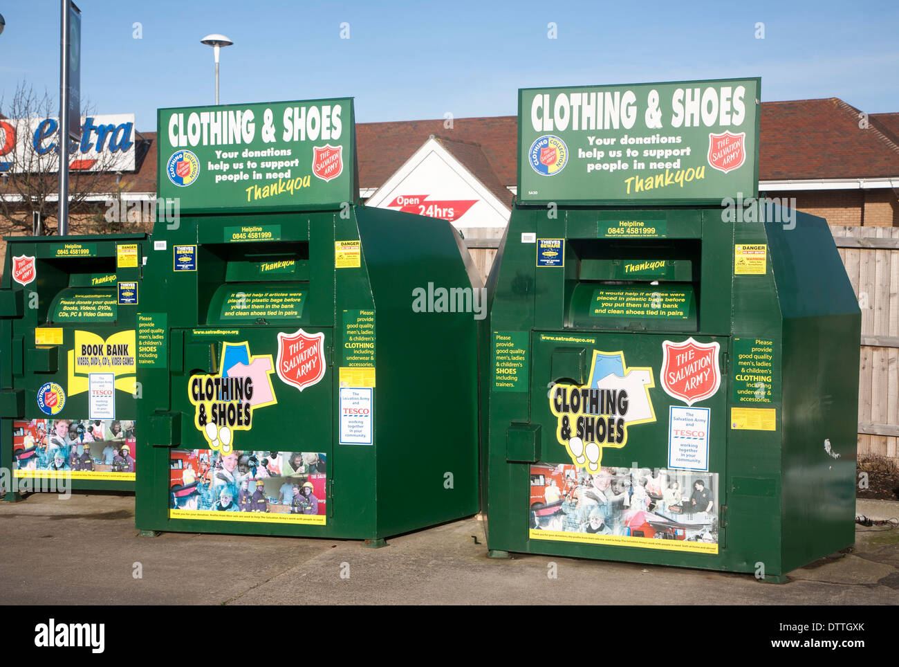 Bekleidungs- und Schuh recycling Sammelbehälter an einem Tesco Speicher, UK Stockfoto