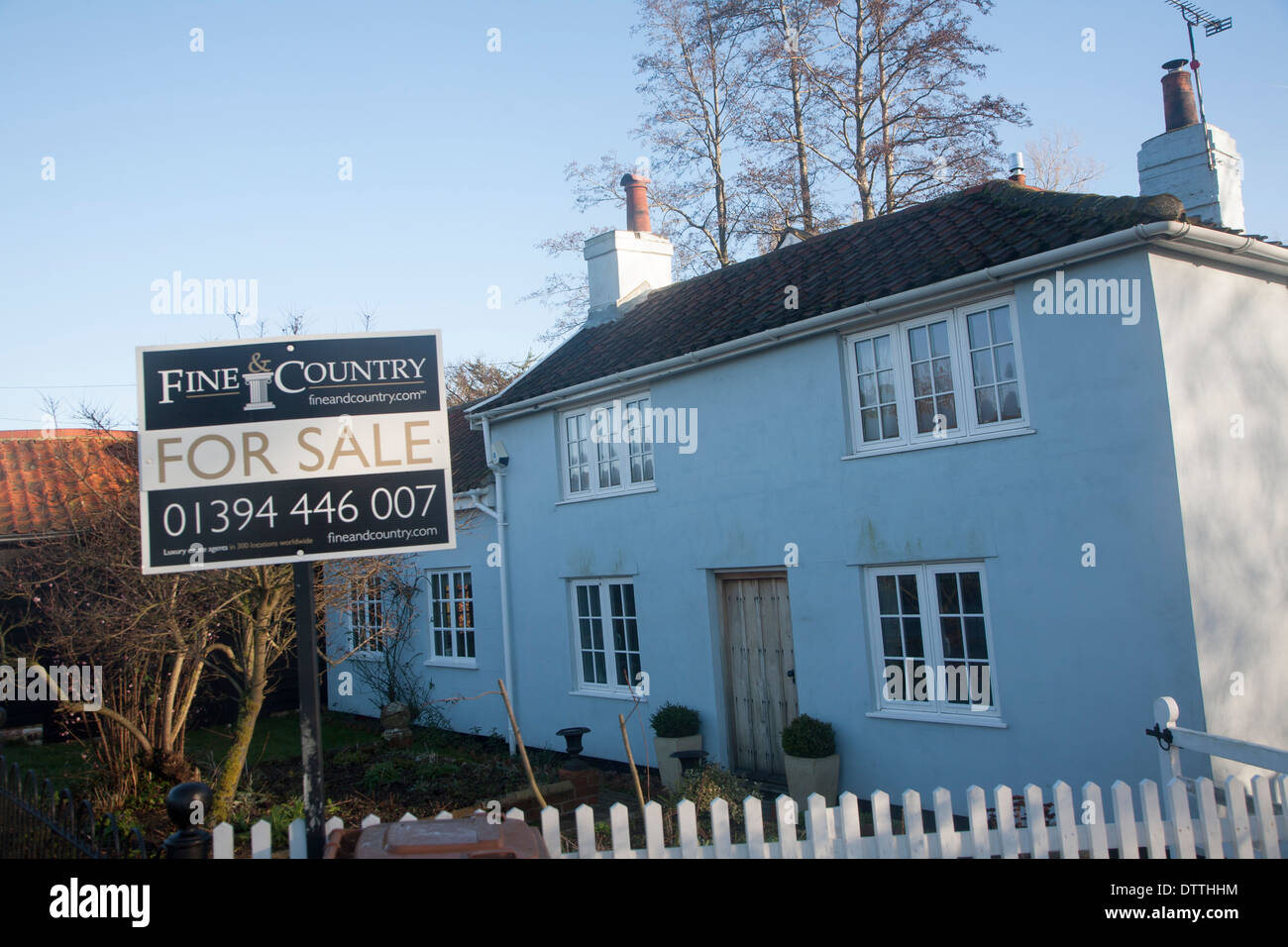 Fein- und Land Immobilienmakler zu verkaufen melden Sie außen ländliche Einfamilienhaus, Suffolk, England Stockfoto