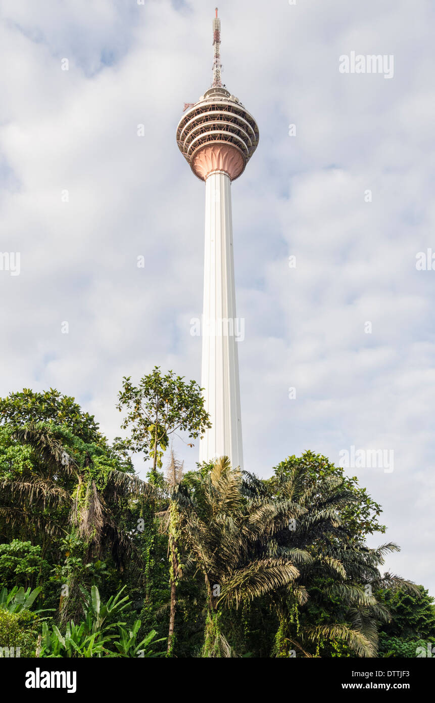 Der Kuala Lumpur Tower erhebt sich über den unberührten tropischen Regenwald der Bukit Nanas Forest Reserve, Kuala Lumpur, Malaysia Stockfoto