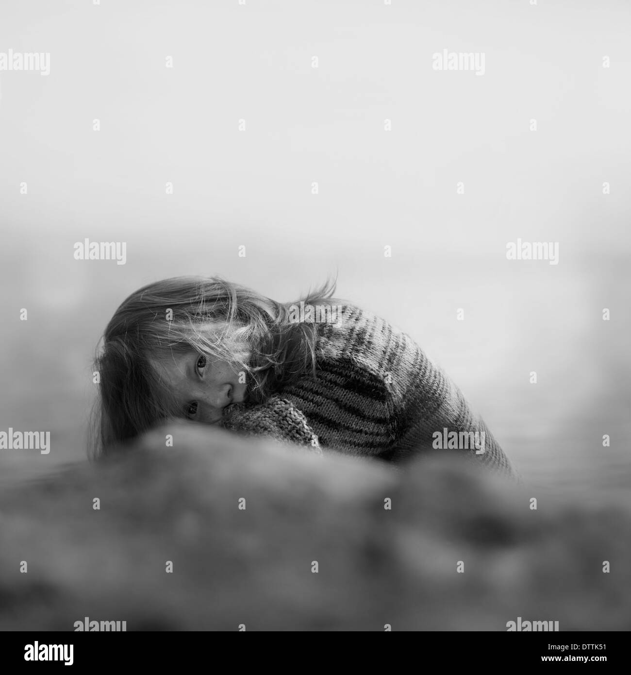 Kaukasische Mädchen kauerte im freien Stockfoto