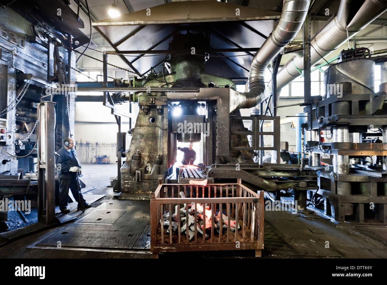 Arbeitnehmer in industriellen Stahlwerk Stockfoto