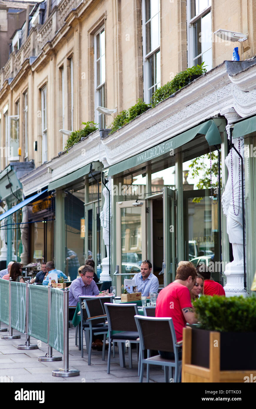 Essen im Freien im Sommer auf der Promenade, Cheltenham, Gloucestershire, Großbritannien Stockfoto