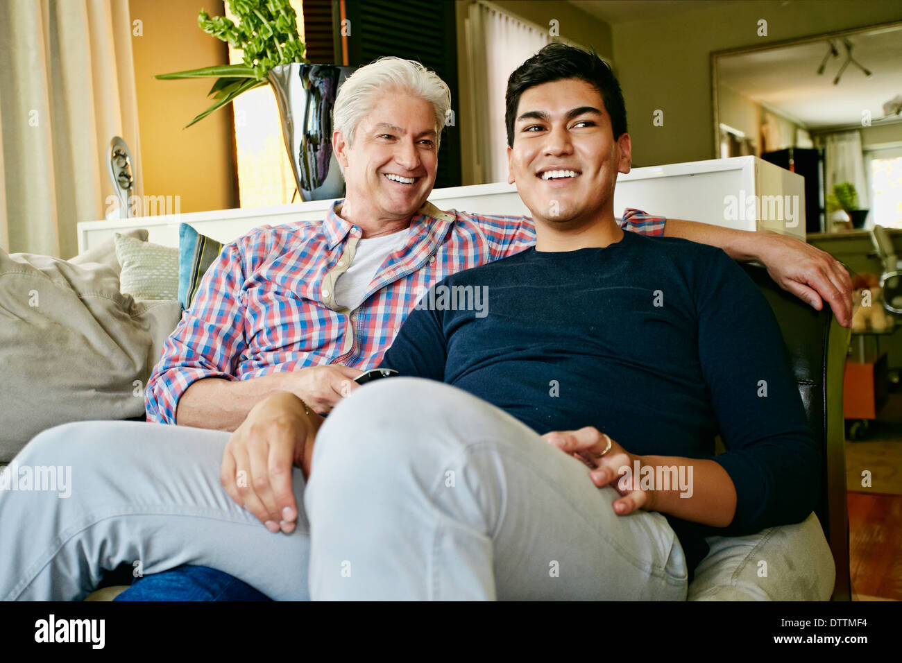 Homosexuelles paar entspannende auf sofa Stockfoto
