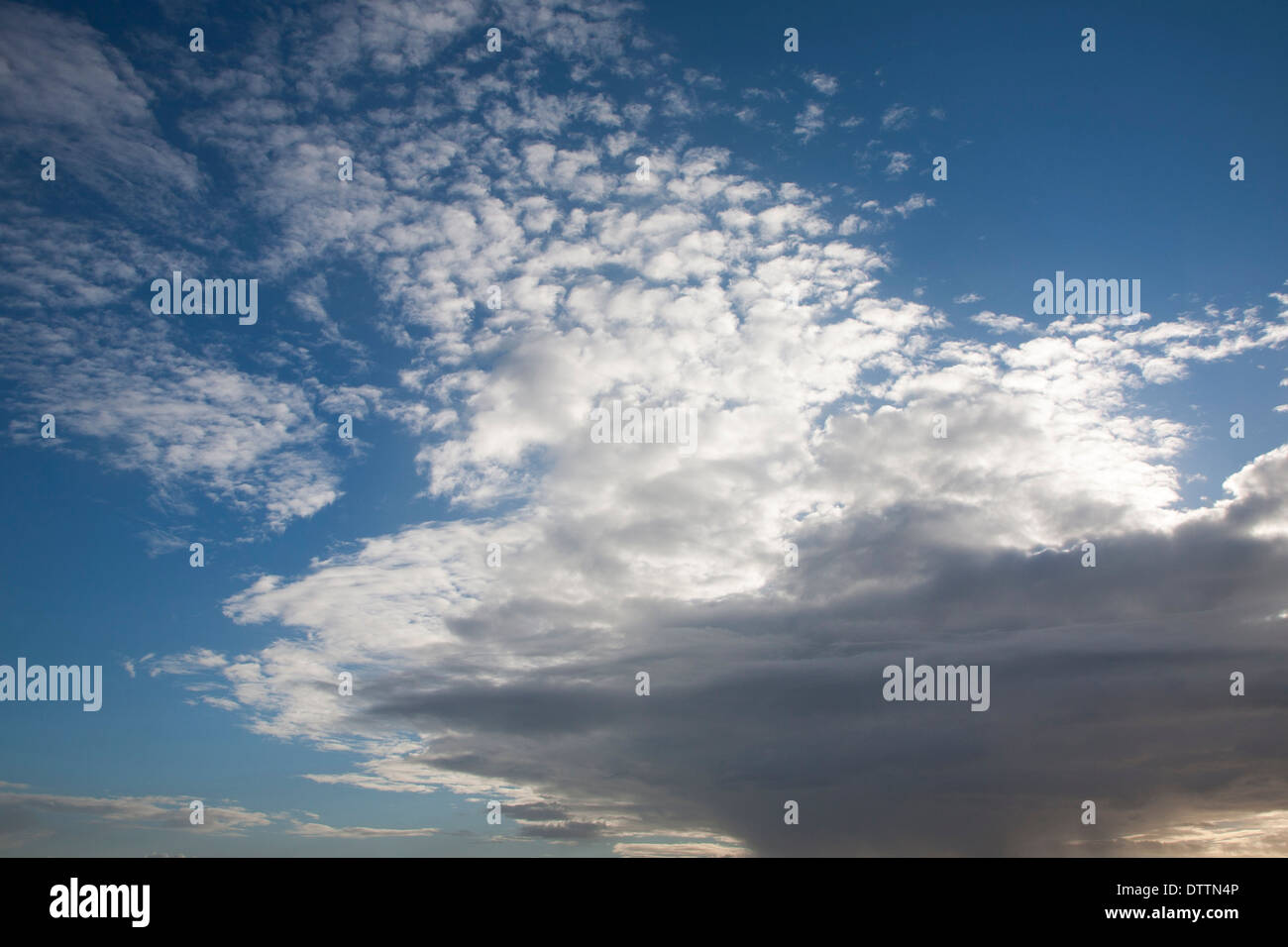 Frontale Wolken über den Himmel, die Sonne in Suffolk, England Ausblocken Stockfoto