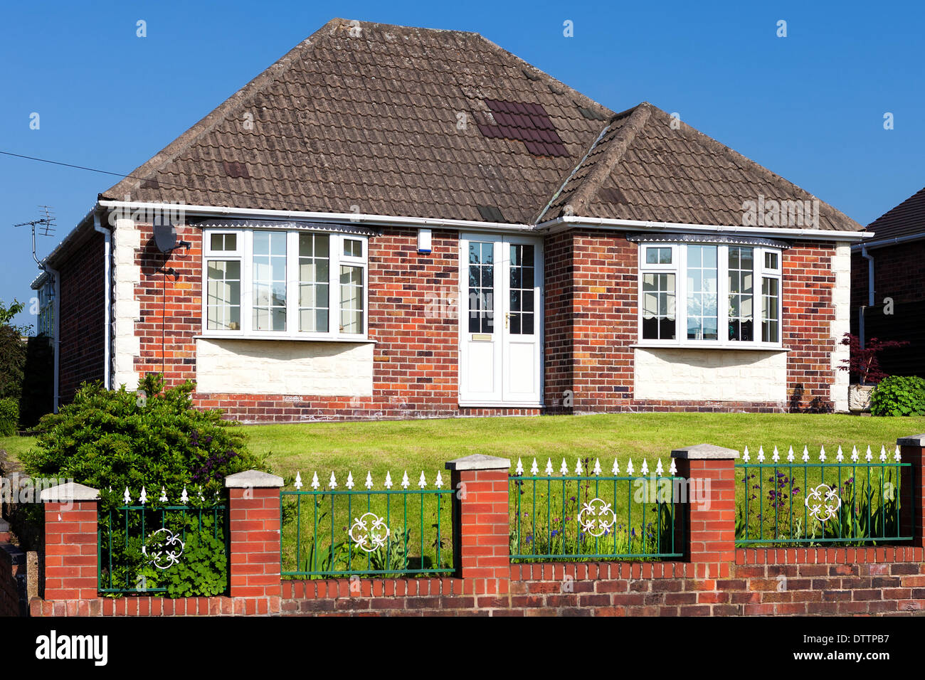 Typisch englisches Haus mit Garten Stockfoto