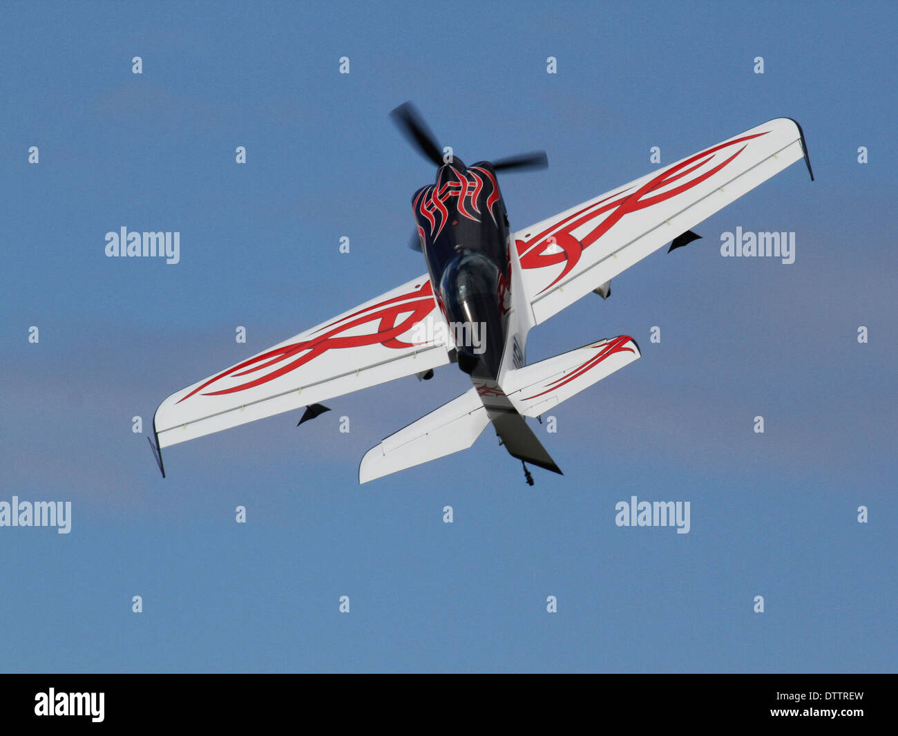 Xtreme Air Sbach 300 G-IIRI Flugzeug Kunstflug auf der 2012 "Flügel und Räder" Luftfahrtmesse durchführen Stockfoto