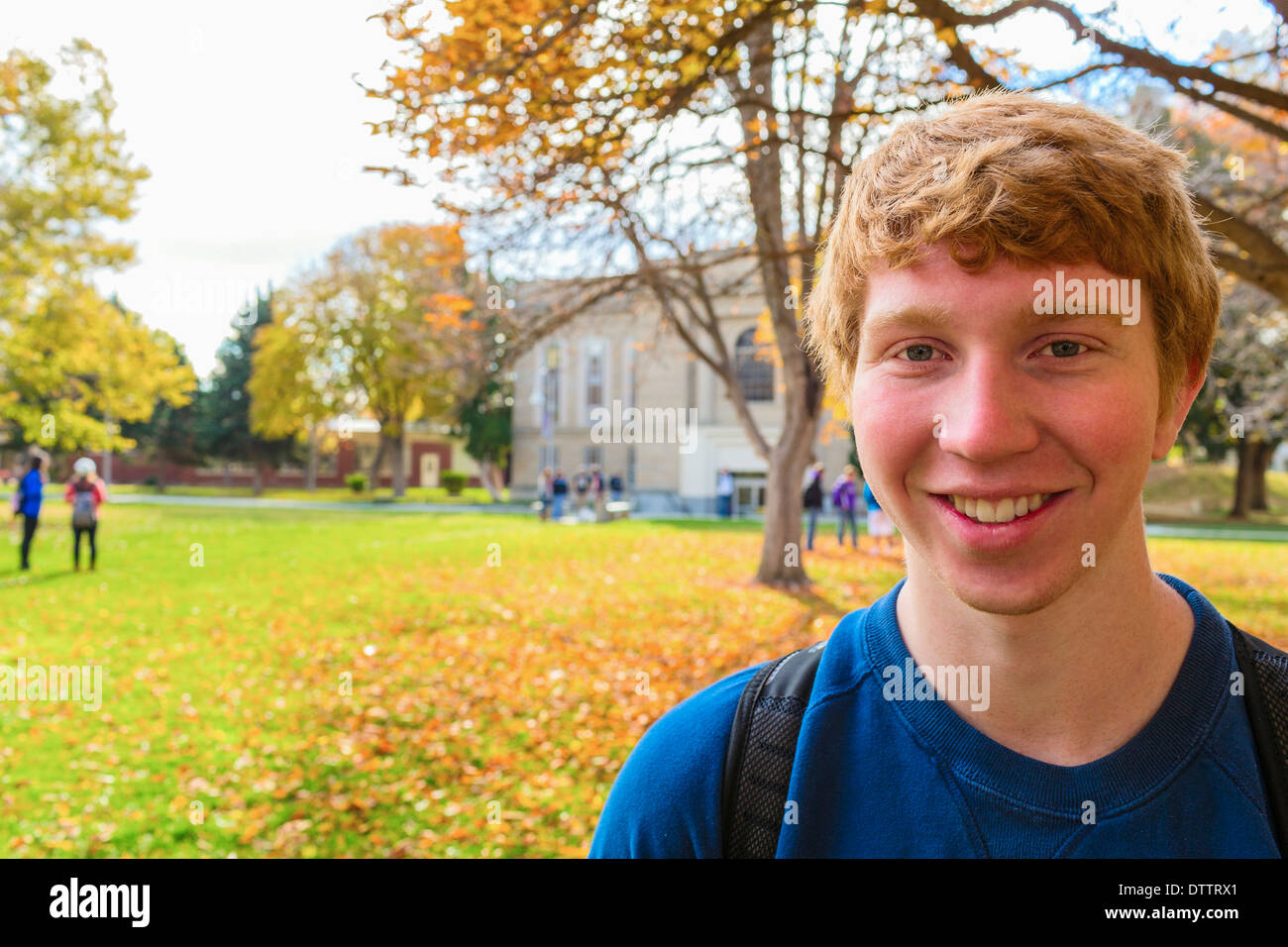 Studenten auf dem Campus lächelnd Stockfoto