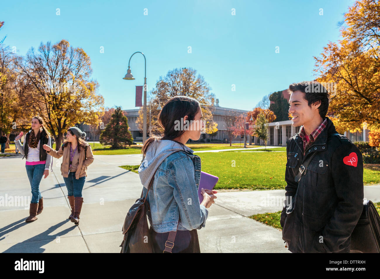 Studenten auf dem Campus im Gespräch Stockfoto