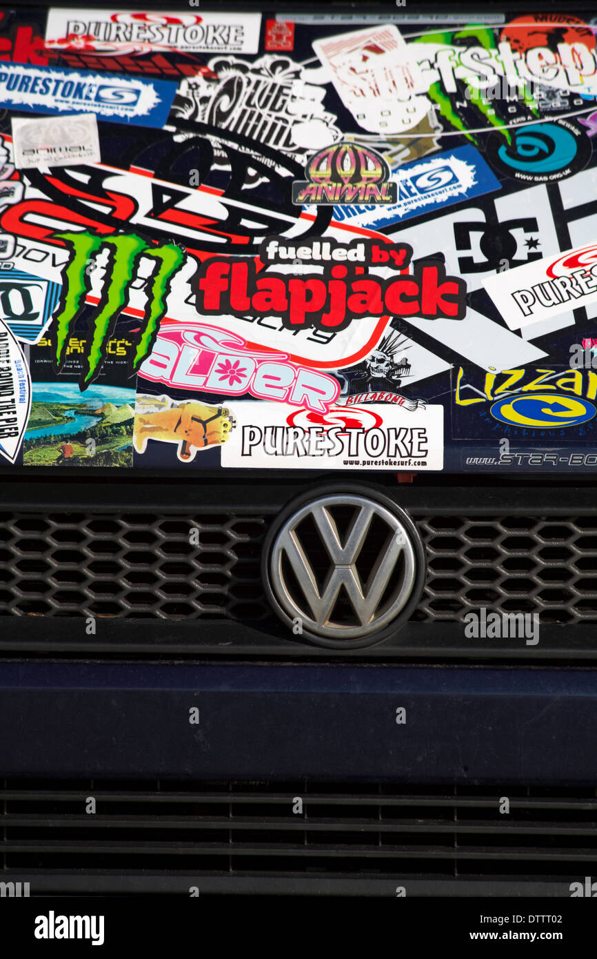 VW-Emblem auf Kühlergrill des Volkswagen Fahrzeug Aufkleber