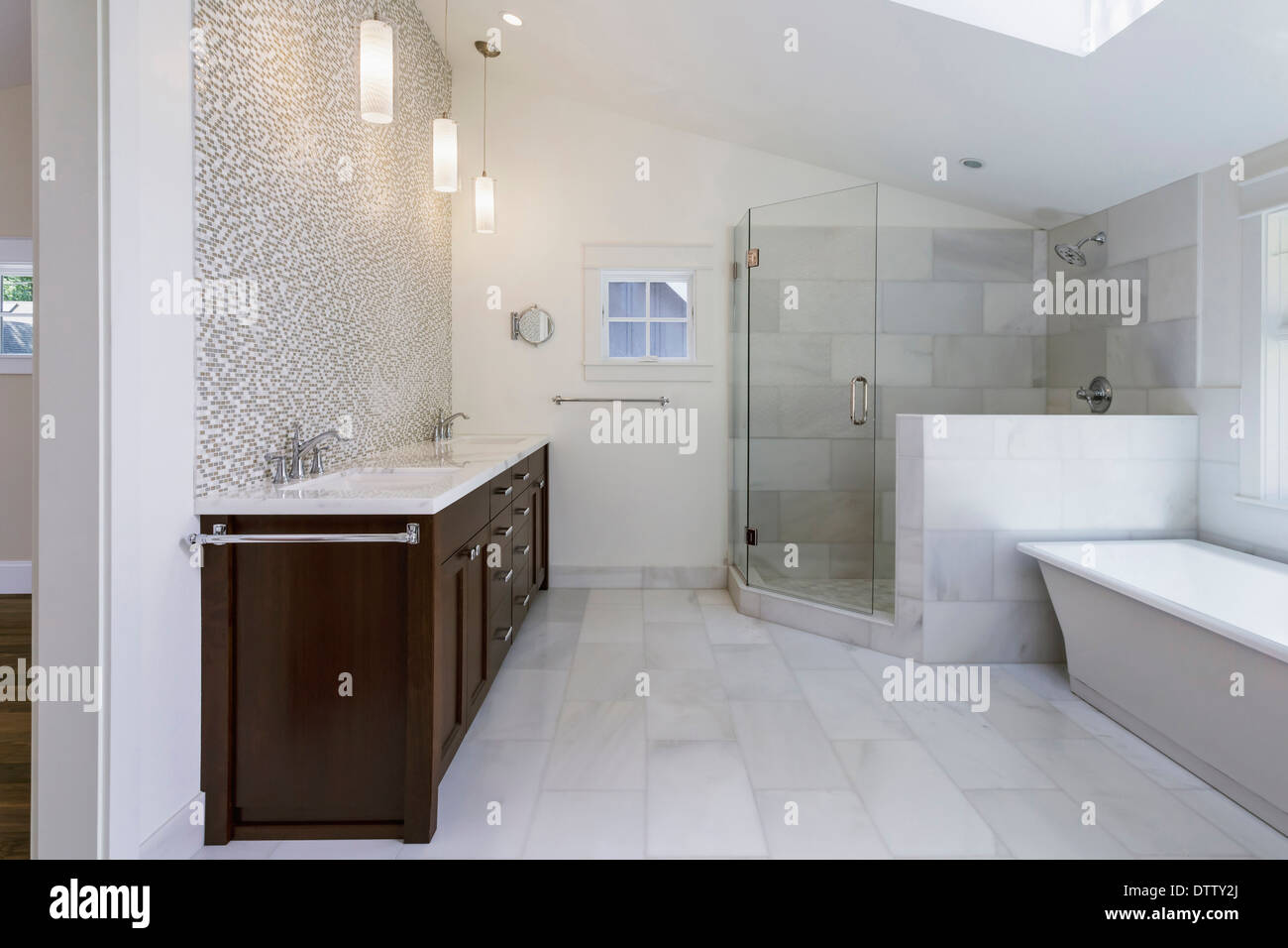 Waschbecken, Badewanne und Dusche im modernen Badezimmer Stockfoto