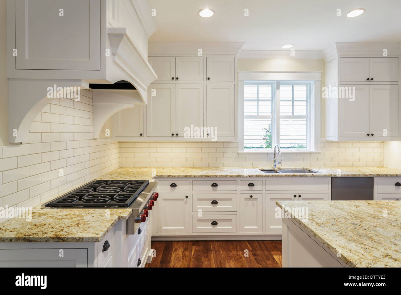 Zähler und Schränke in Luxus-Küche Stockfoto