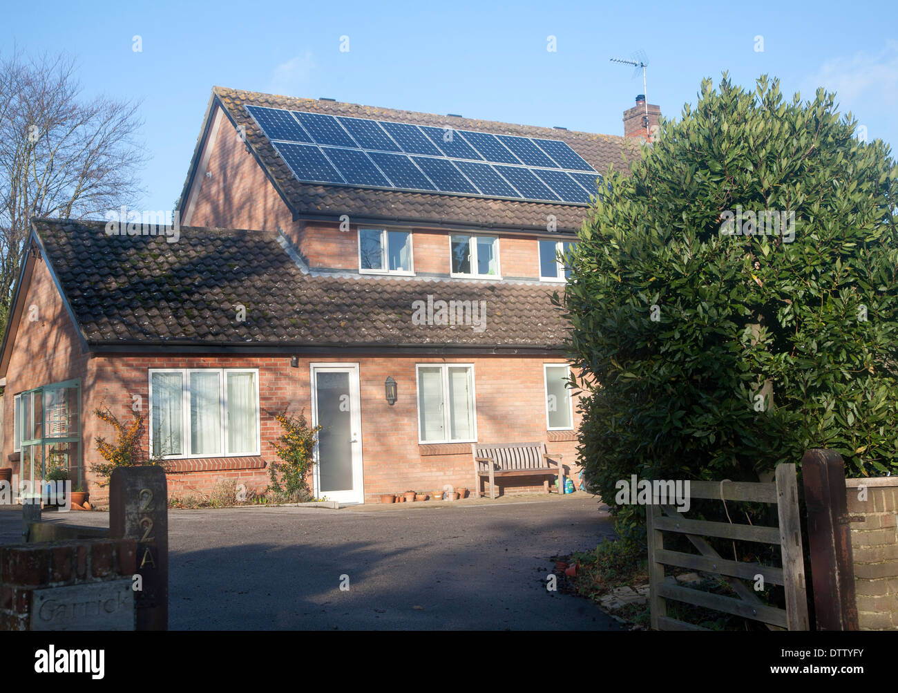 Sonnenkollektoren auf dem Dach von Wohneigentum in Woodbridge, Suffolk, England Stockfoto