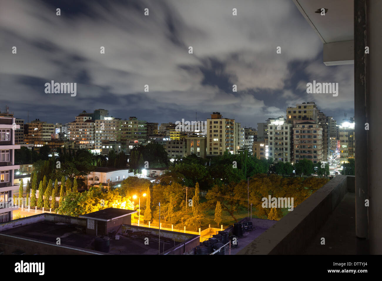 Nachtansicht der Innenstadt von der Stadt dar Es Salaam, Tansania, in der Nacht Stockfoto