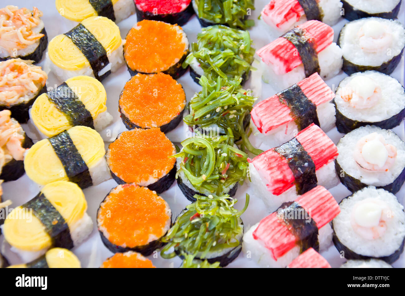 bunte Reihe von Sushi japanisches Essen Stockfoto