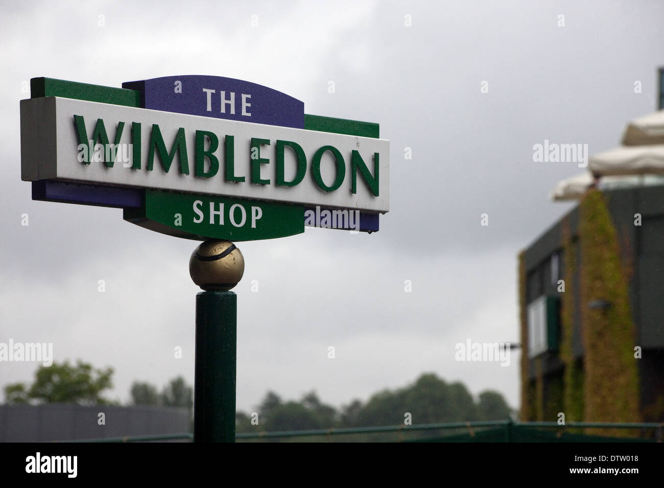 Das Wimbledon-Shop-Zeichen vor grauen Himmel Stockfoto