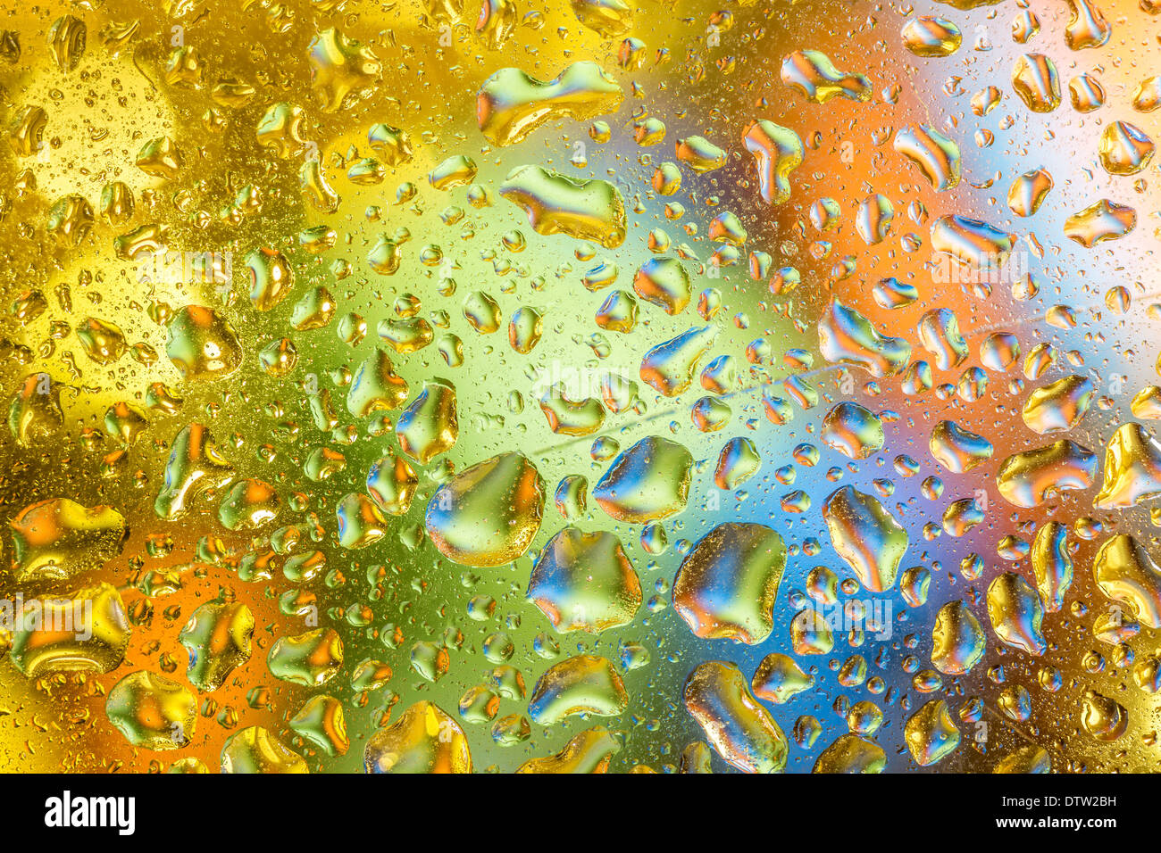 Ein leuchtend bunte Hintergrundbild von Wassertropfen auf einer Glasoberfläche Stockfoto