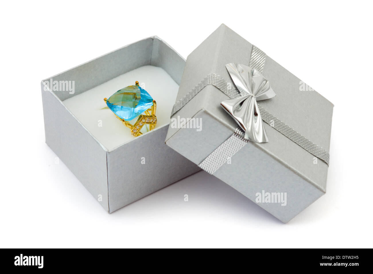 Goldring in Geschenkbox Stockfoto