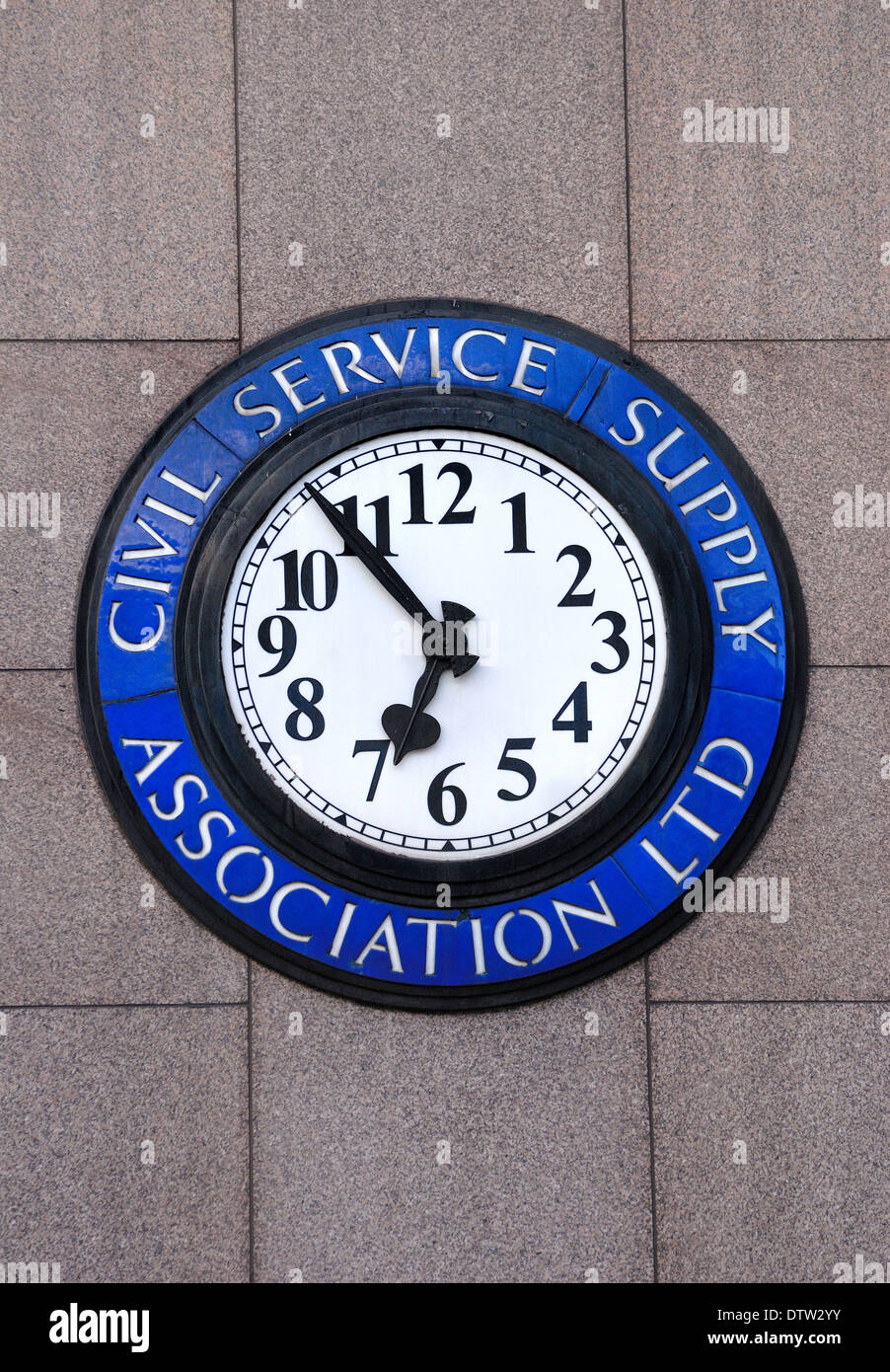 London, England, Vereinigtes Königreich. Öffentlichen Dienst Supply Association Ltd Uhr an der Ecke des Teilprogramms / Bedford Street. Funktioniert nicht Stockfoto