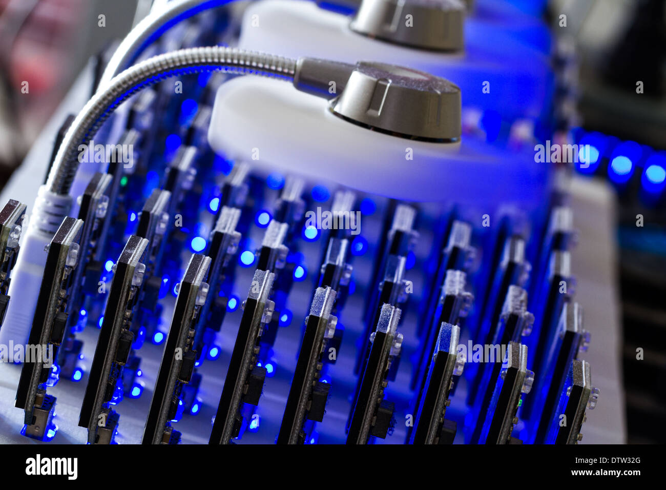 Bitcoin Mining Usb Gerate In Einer Reihe Mit Den Kleinen Fans - 