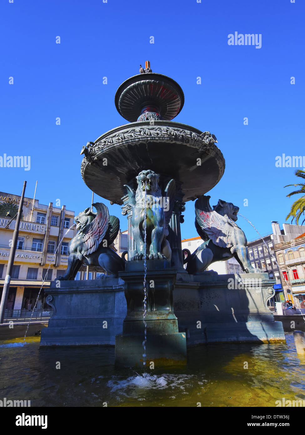 Brunnen auf dem Gomes Teixeira Platz in Porto, Portugal Stockfoto