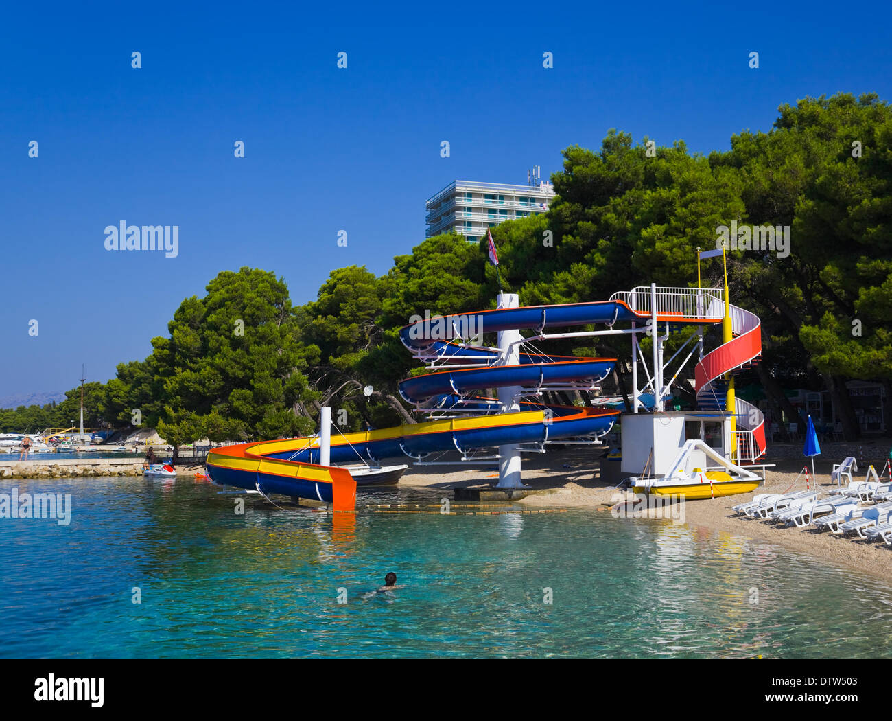 Wasserrutsche und Katamaran am Strand Stockfoto