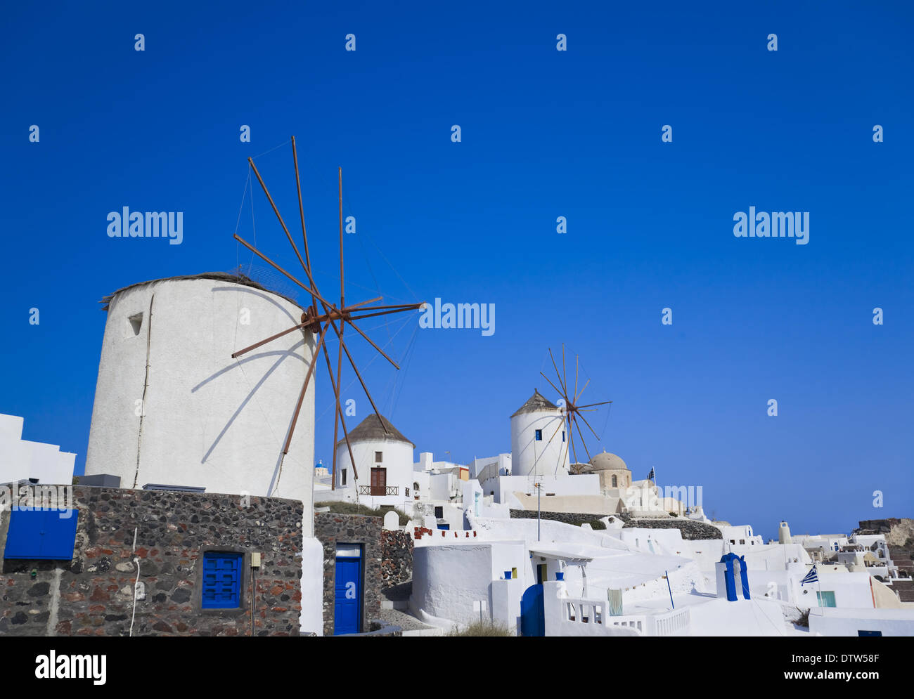 Windmühle in Santorin Stockfoto