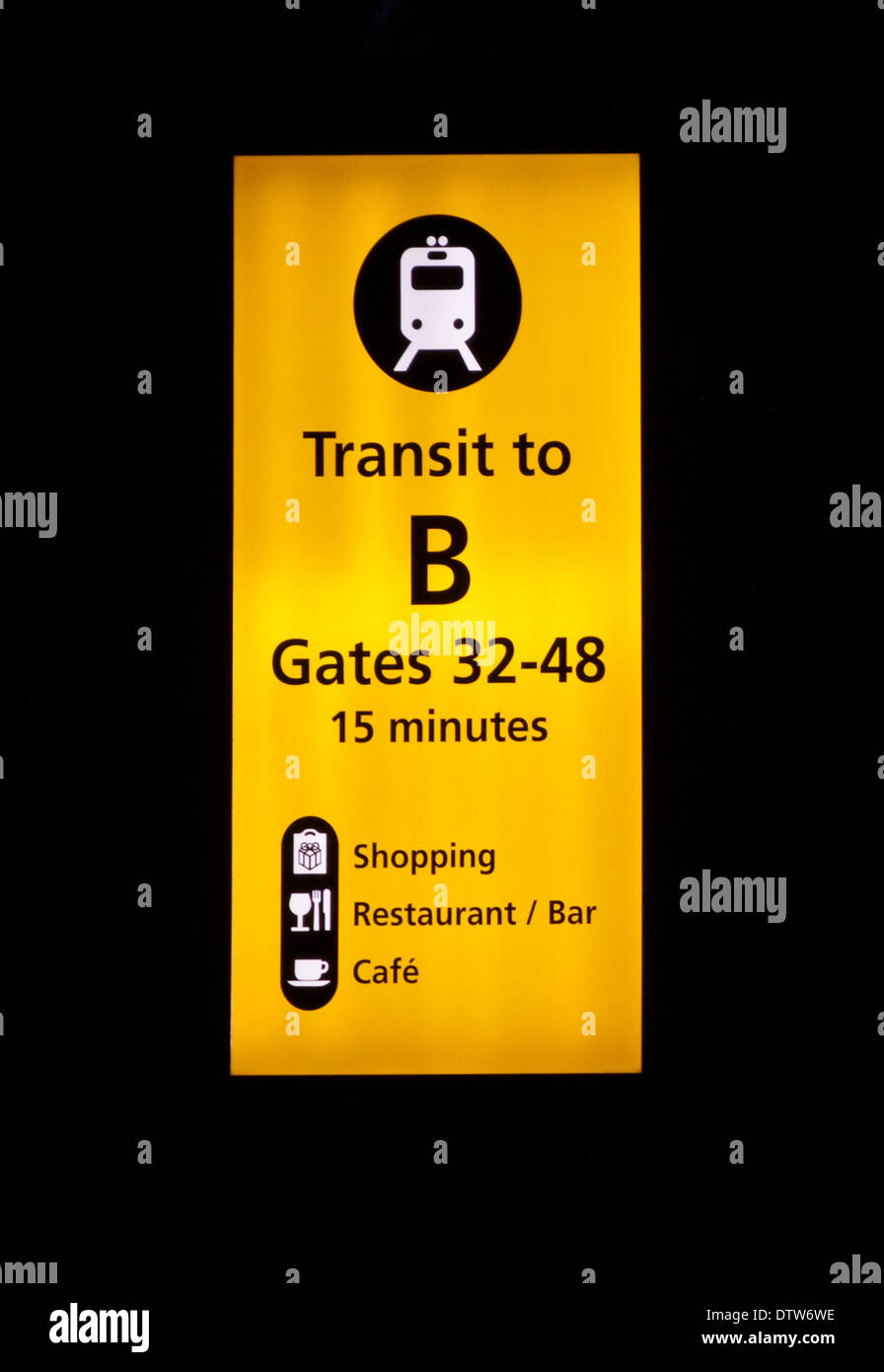 Aufzug-Schild für Transit Link im Terminal 5, Flughafen Heathrow, England Stockfoto