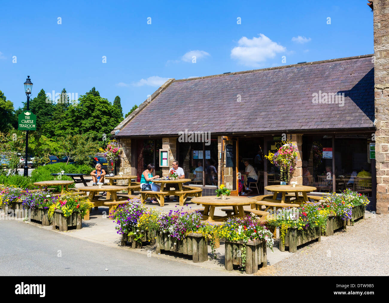 Die Burg Tea Room auf dem Gelände des Ripley Castle, ein stattliches Haus in Ripley, North Yorkshire, England, UK Stockfoto