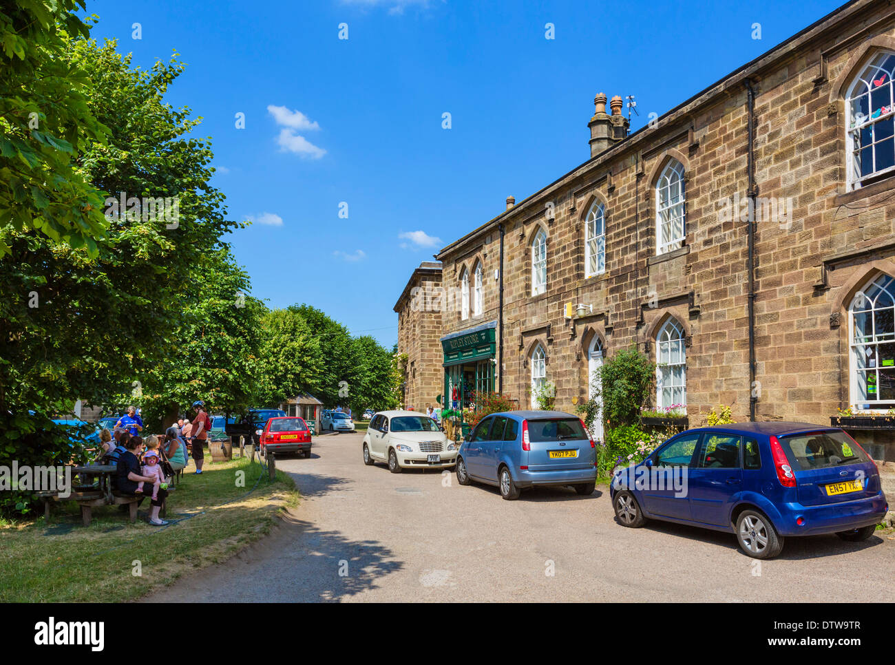 Läden und Häuser im Zentrum des malerischen Dorfes von Ripley, North Yorkshire, England, UK Stockfoto