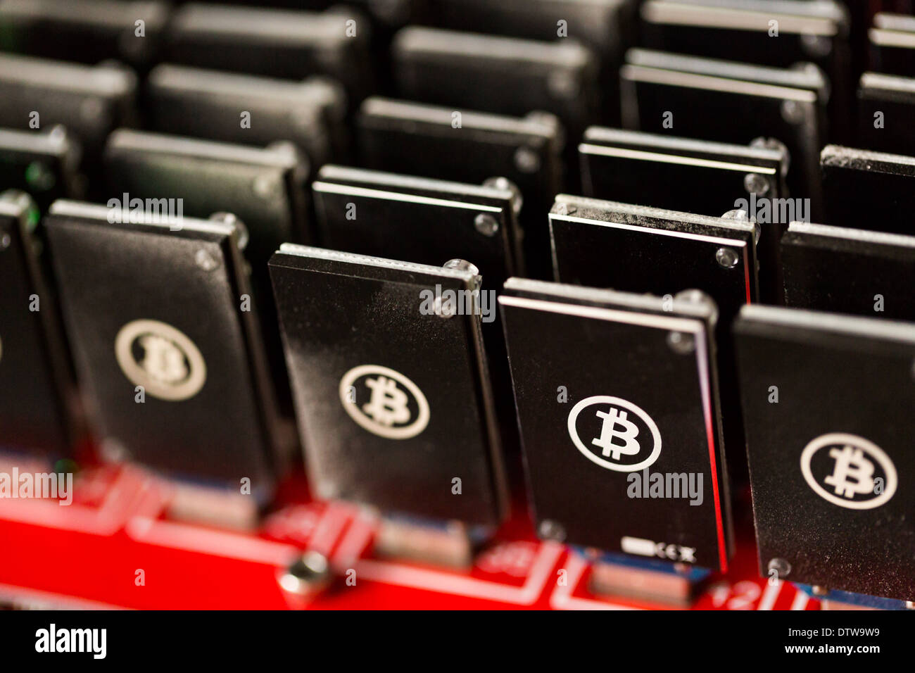 Bitcoin Mining USB-Geräte an einem großen USB-Hub. Stockfoto