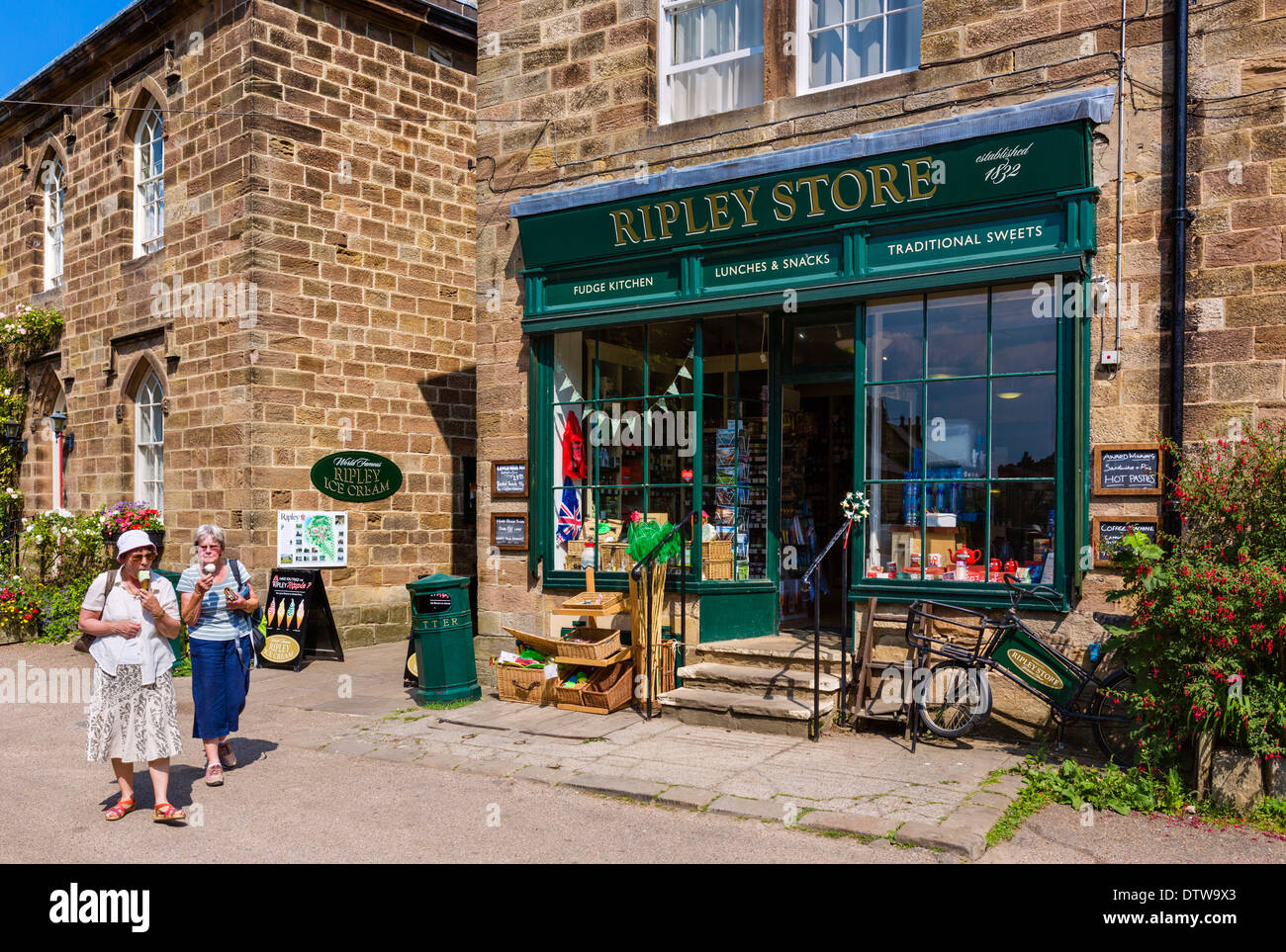Der historische Speicher Ripley, gegründet 1832, inmitten der malerischen Dorf von Ripley, North Yorkshire, England, UK Stockfoto