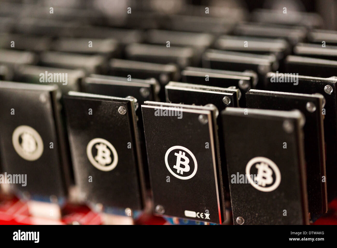 Bitcoin Mining USB-Geräte an einem großen USB-Hub. Stockfoto
