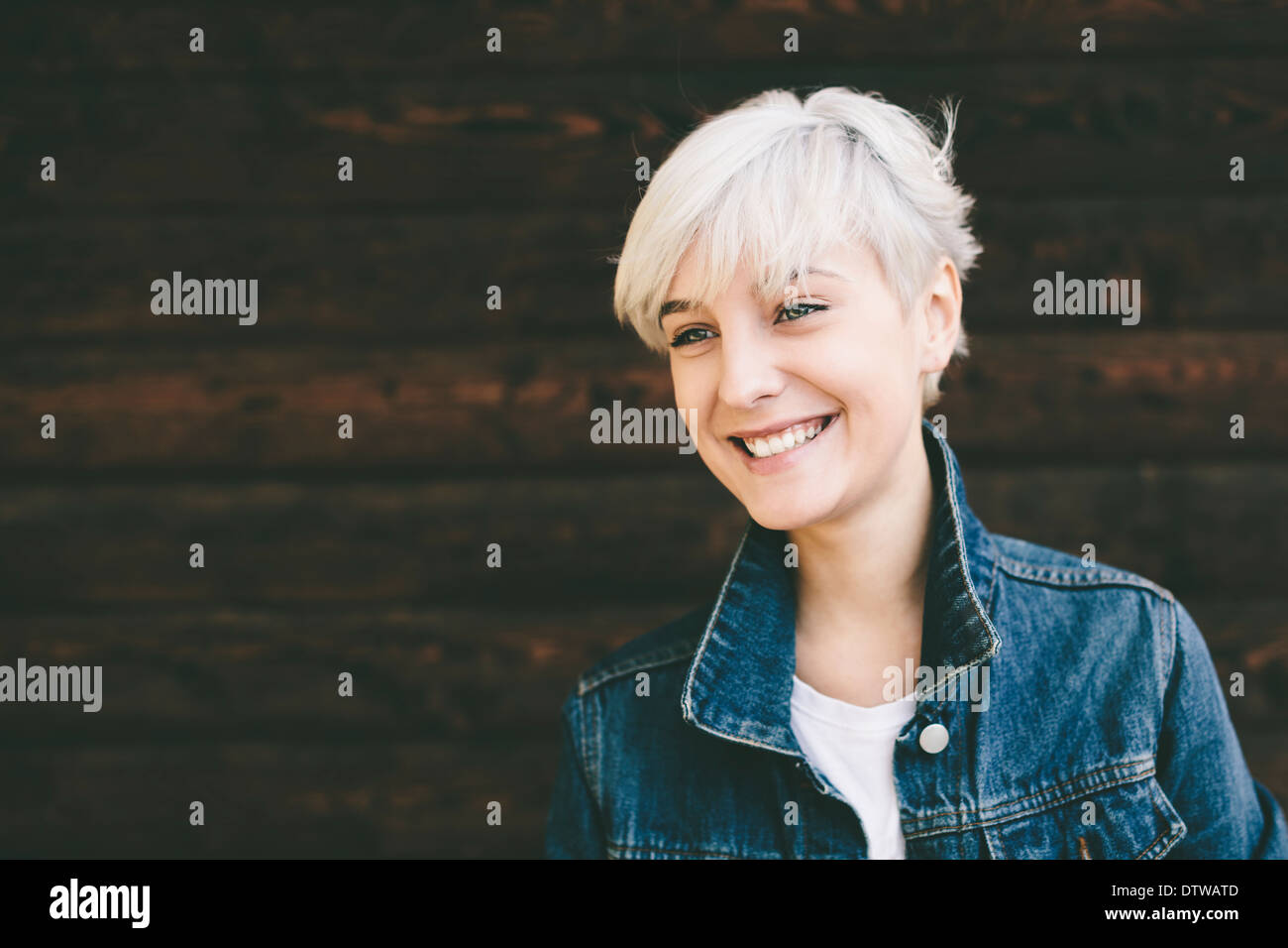 lächelnd, glücklich echte blonde junge Frau Stockfoto