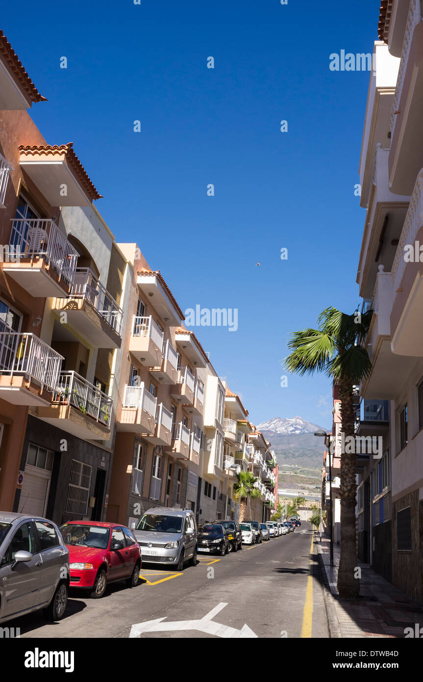 Typische Seitenstraße im Dorf Playa San Juan, Wohnungen mit kleinen Balkonen, Blick zum Teide, Teneriffa, Stockfoto