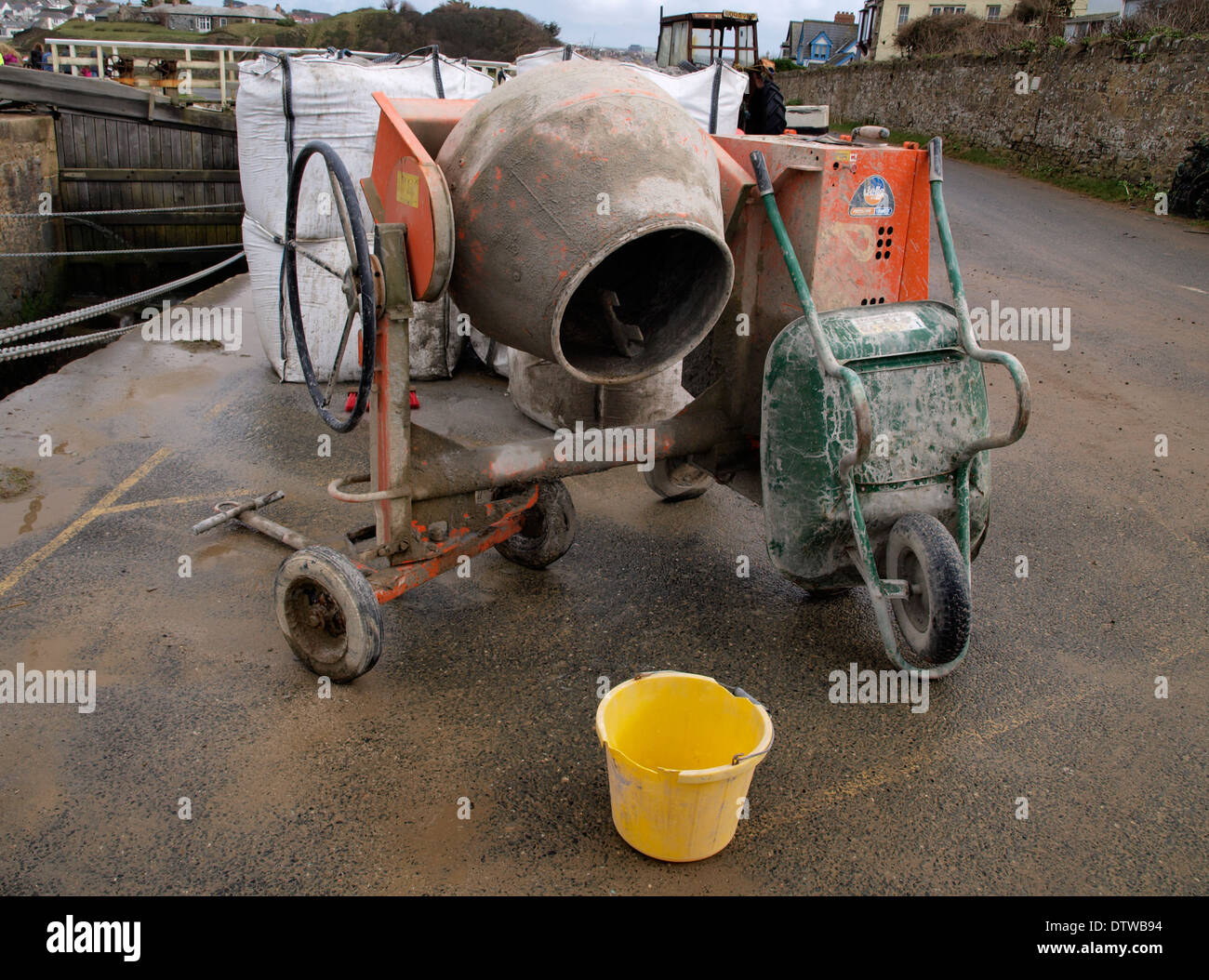Betonmischer und Schubkarre Stockfoto
