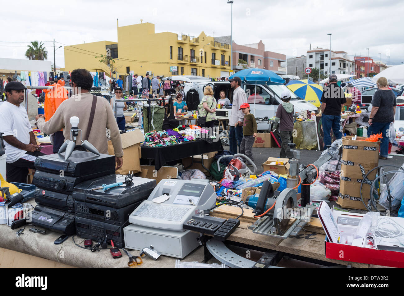 Stände auf der wöchentlichen Flohmarkt in Guargacho auf Teneriffa, Kanarische Inseln, Spanien. Stockfoto