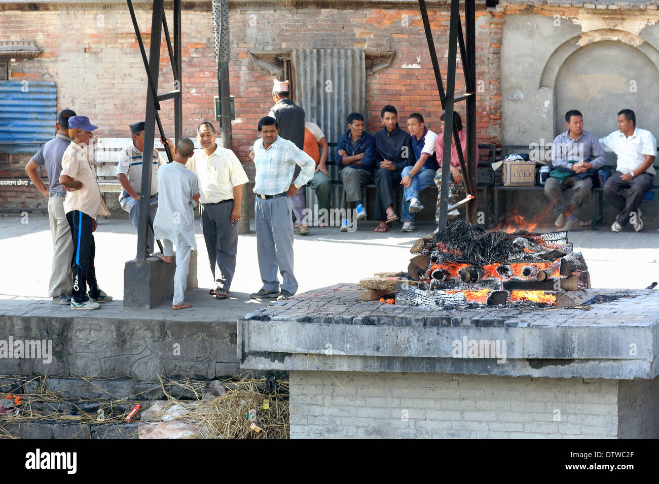 Hinduistische rituelle Feuerbestattung in Bhasmeshvar Ghat-Bagmati Fluss-Pashupatinath Tempel-Kathmandu-Nepal. Stockfoto