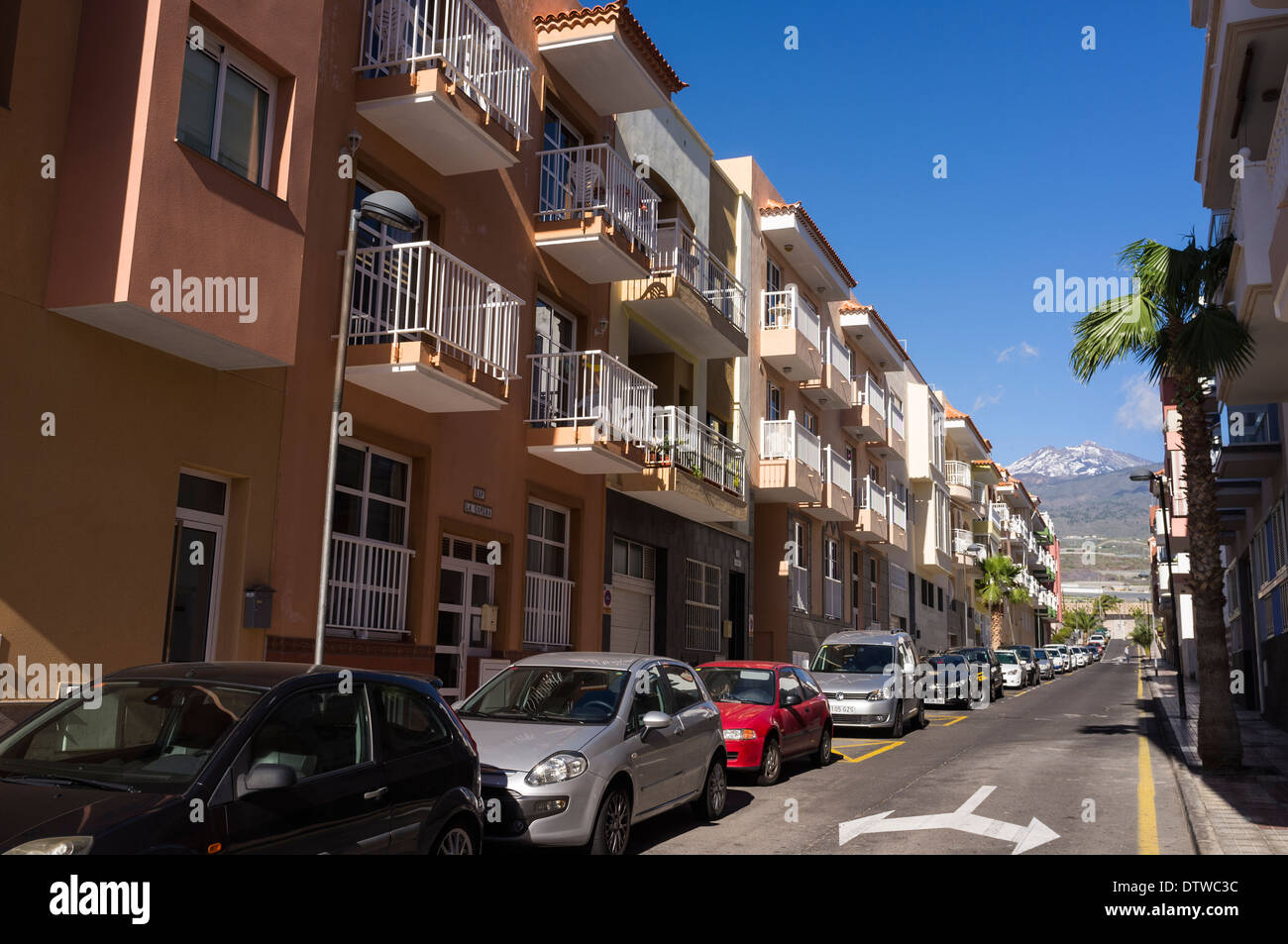 Typische Seitenstraße im Dorf Playa San Juan, Wohnungen mit kleinen Balkonen, Blick zum Teide, Teneriffa, Stockfoto