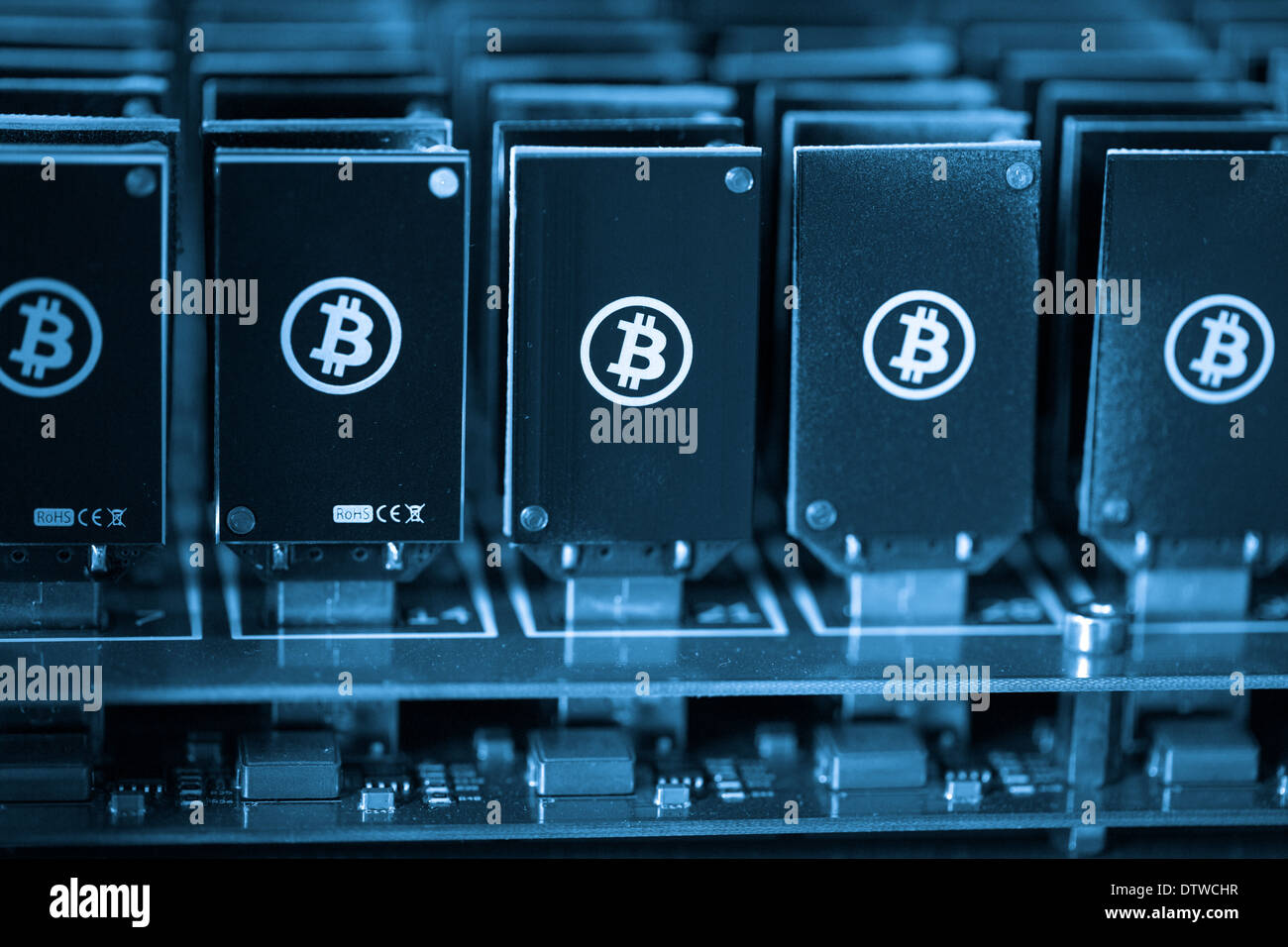 Bitcoin Mining USB-Geräte an einem großen USB-Hub. Stockfoto