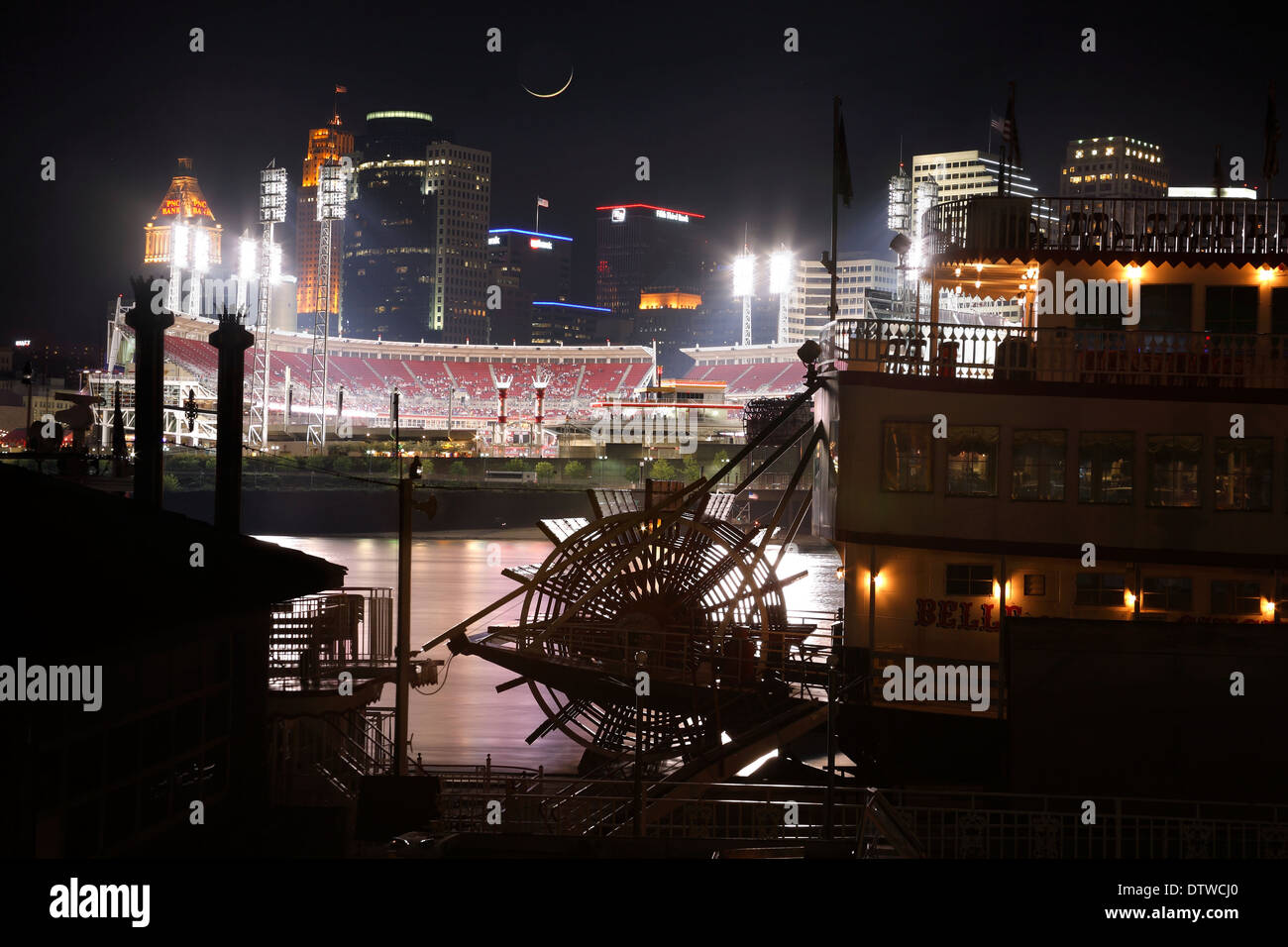 Ein Schaufelrad Boot und Cincinnati Ohio bei Nacht von The Kentucky Flussseite, Reds Vs Cubs, USA Stockfoto