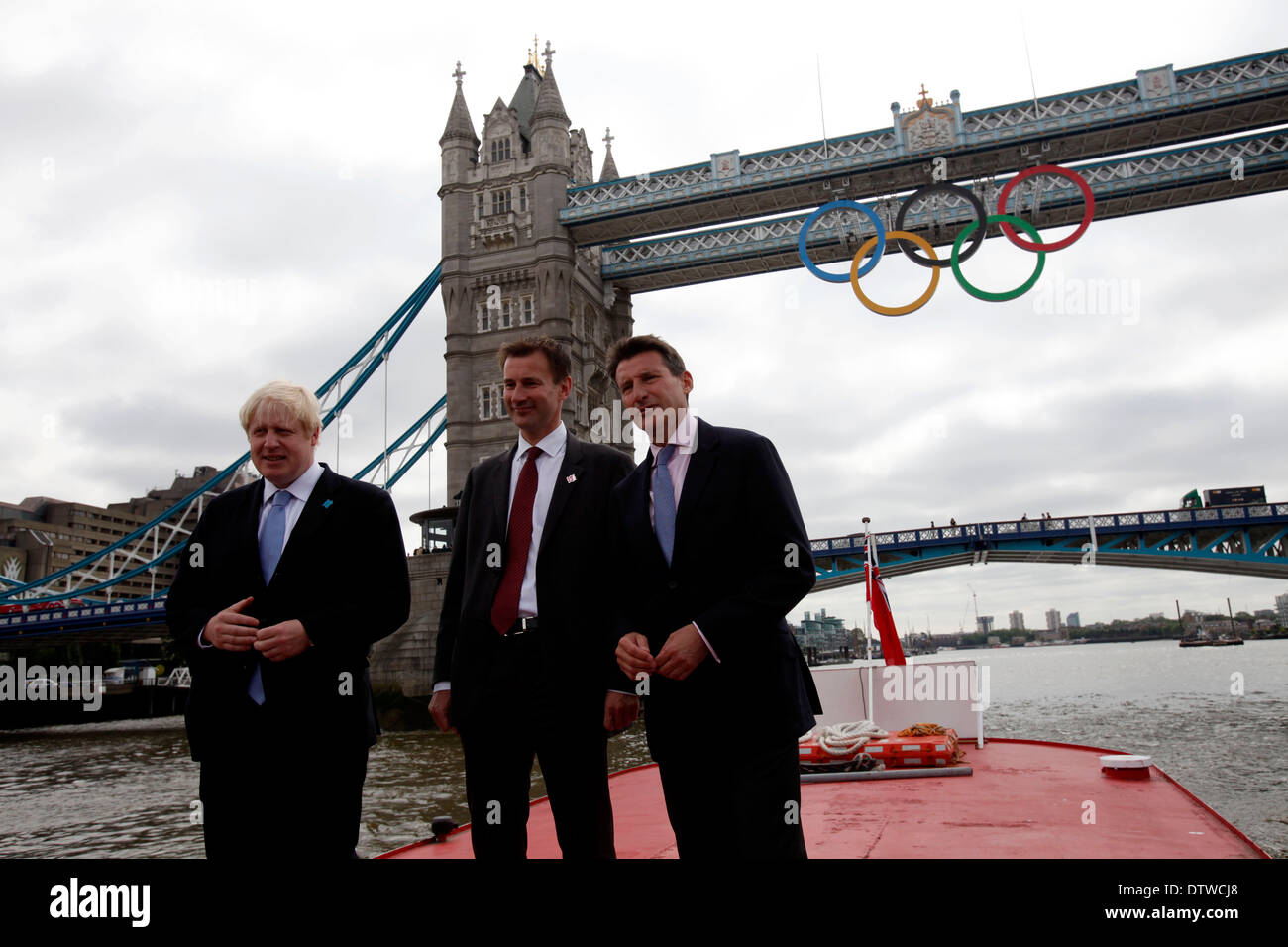 Mayor of London Boris Johnson (C) Lord Sebastian Coe, der Vorsitzende des Londoner Organisationskomitee der Olympischen Spiele und britische Kulturministerin (R) Jeremy Hunt (L), Poss für ein Foto als einen riesigen Satz der Olympischen Ringe werden von der Tower Bridge am 27. Juni 2012 in London, England angezeigt. Die Ringe wiegen mehr als drei Tonnen und Messen über 25 Meter Breite von 11,5 Meter hoch; Sie leuchtet in einer Licht-Show jeden Abend während der Spiele. Stockfoto