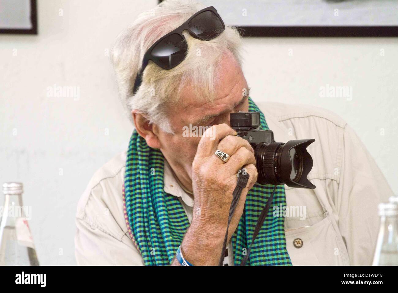 Berlib, Deutschland. 24. Februar 2014. Britischer Fotograf Tim Page nimmt ein Bild auf einer Pressekonferenz zur Eröffnung seiner Ausstellung "fotografische Umfrage / eine neue Seite" aus Kambodscha in Berlib, Deutschland, 24. Februar 2014. Seite, der weltweit renommierten Kriegsfotograf des Vietnam-Krieges ist, gibt nun einen Einblick in das Leben der Menschen, die ein Land Rights Program von der kambodschanischen Regierung gehören die von Deutschland unterstützt wird. Foto: Nestor Bachmann-/dpa-NO WIRE SERVICE/KEIN BILDFUNK-/ Dpa/Alamy Live News Stockfoto