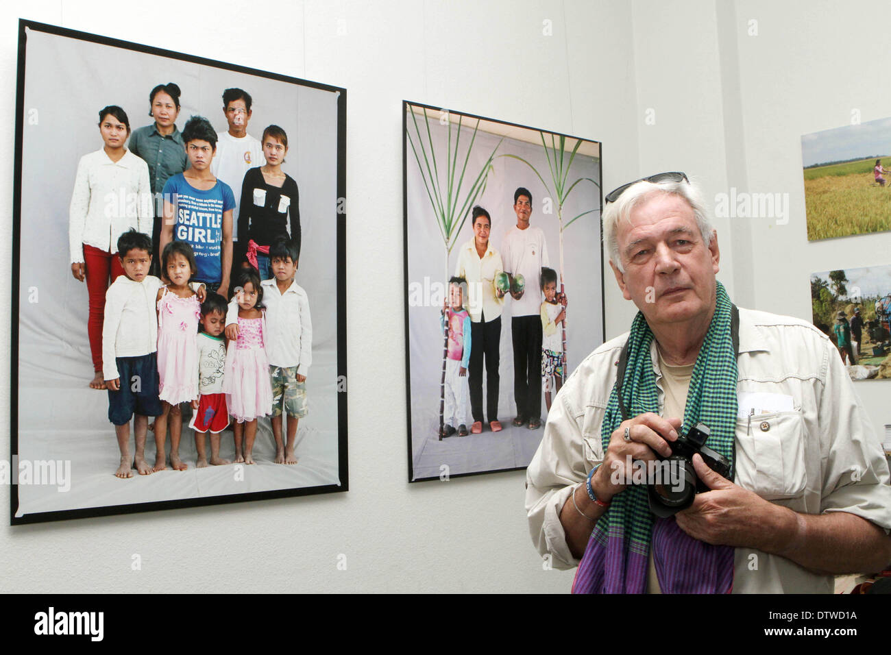 Berlib, Deutschland. 24. Februar 2014. Britischer Fotograf Tim Page, auf einer Pressekonferenz zur Eröffnung seiner Ausstellung abgebildet ist "fotografische Umfrage / eine neue Seite" aus Kambodscha in Berlib, Deutschland, 24. Februar 2014. Seite, der weltweit renommierten Kriegsfotograf des Vietnam-Krieges ist, gibt nun einen Einblick in das Leben der Menschen, die ein Land Rights Program von der kambodschanischen Regierung gehören die von Deutschland unterstützt wird. Foto: Nestor Bachmann-/dpa-NO WIRE SERVICE/KEIN BILDFUNK-/ Dpa/Alamy Live News Stockfoto