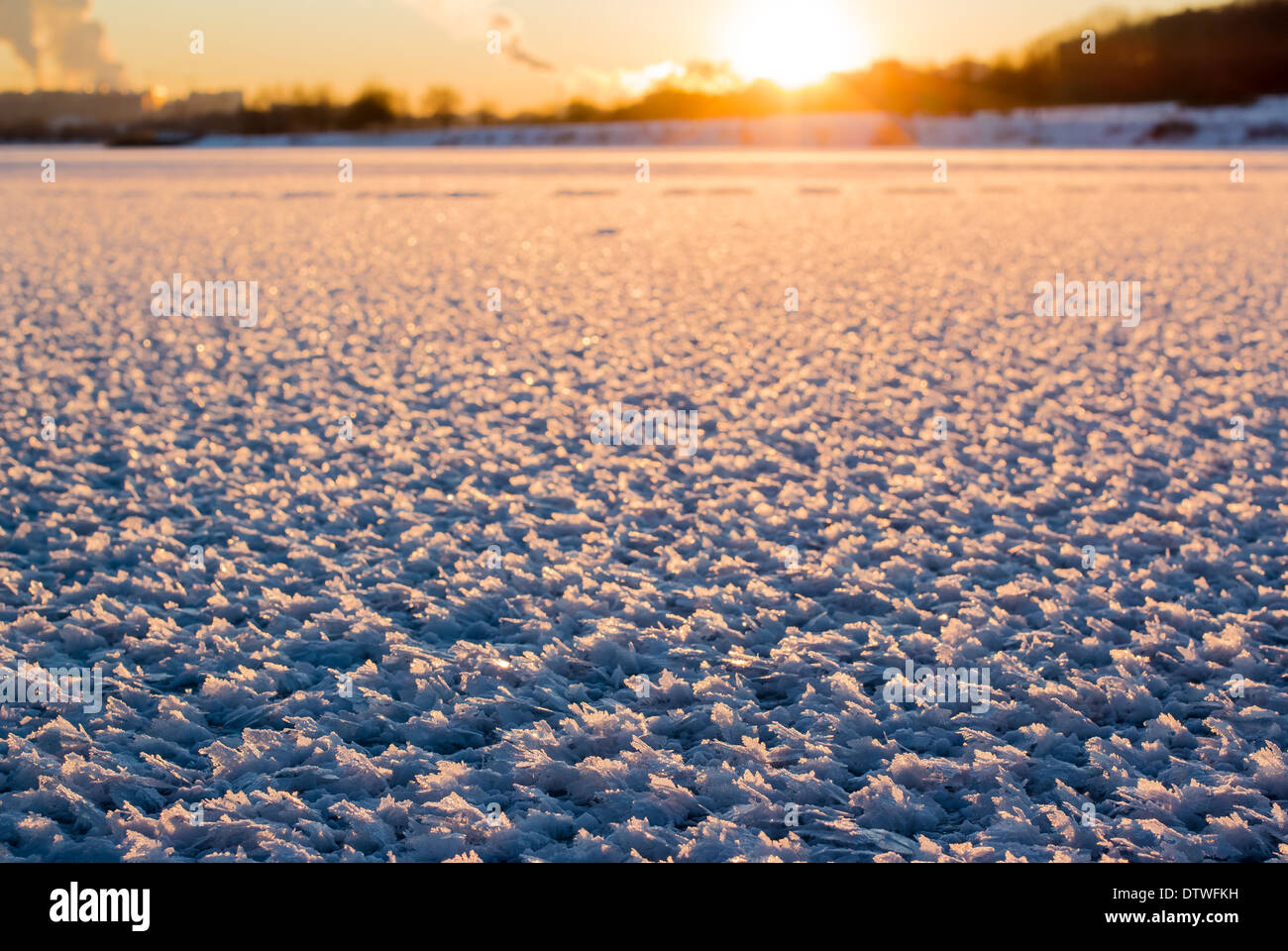 Große Kristalle Schnee bei Sonnenuntergang auf dem Eis Stockfoto