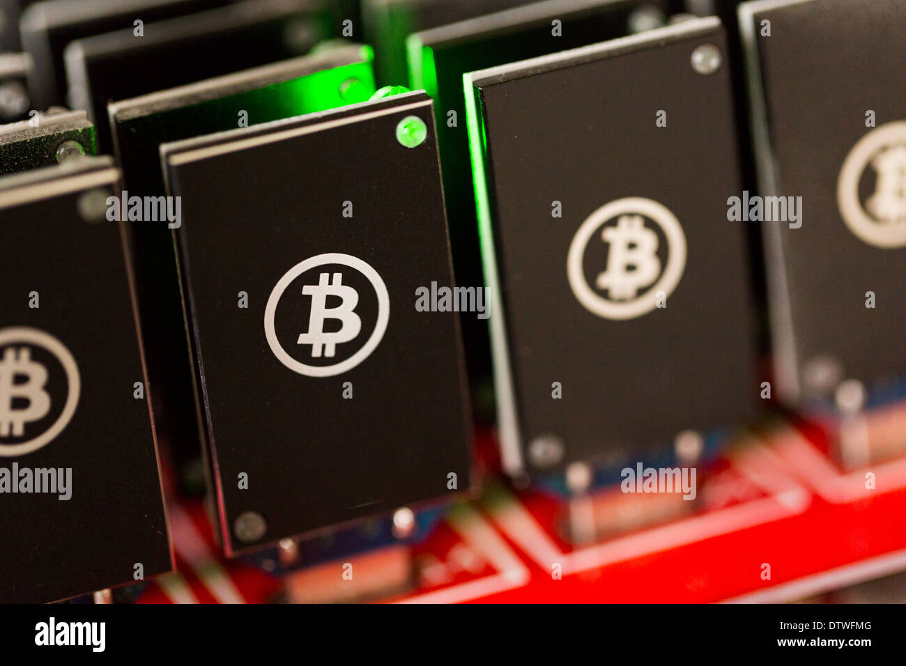 Bitcoin Mining USB-Geräte an einem großen USB-Hub. Stockfoto