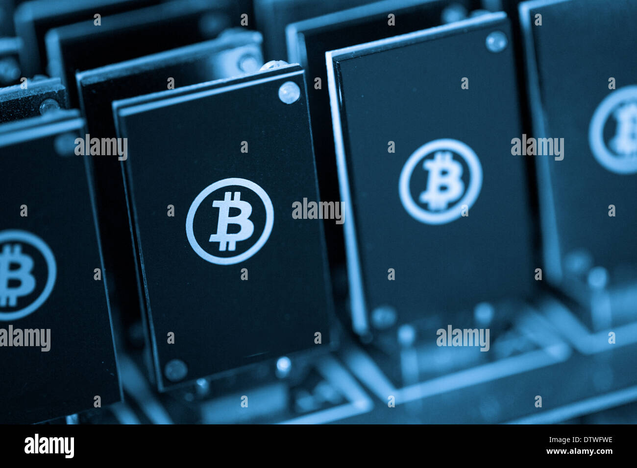 Bitcoin Mining USB-Geräte an einem großen USB-Hub. Stockfoto
