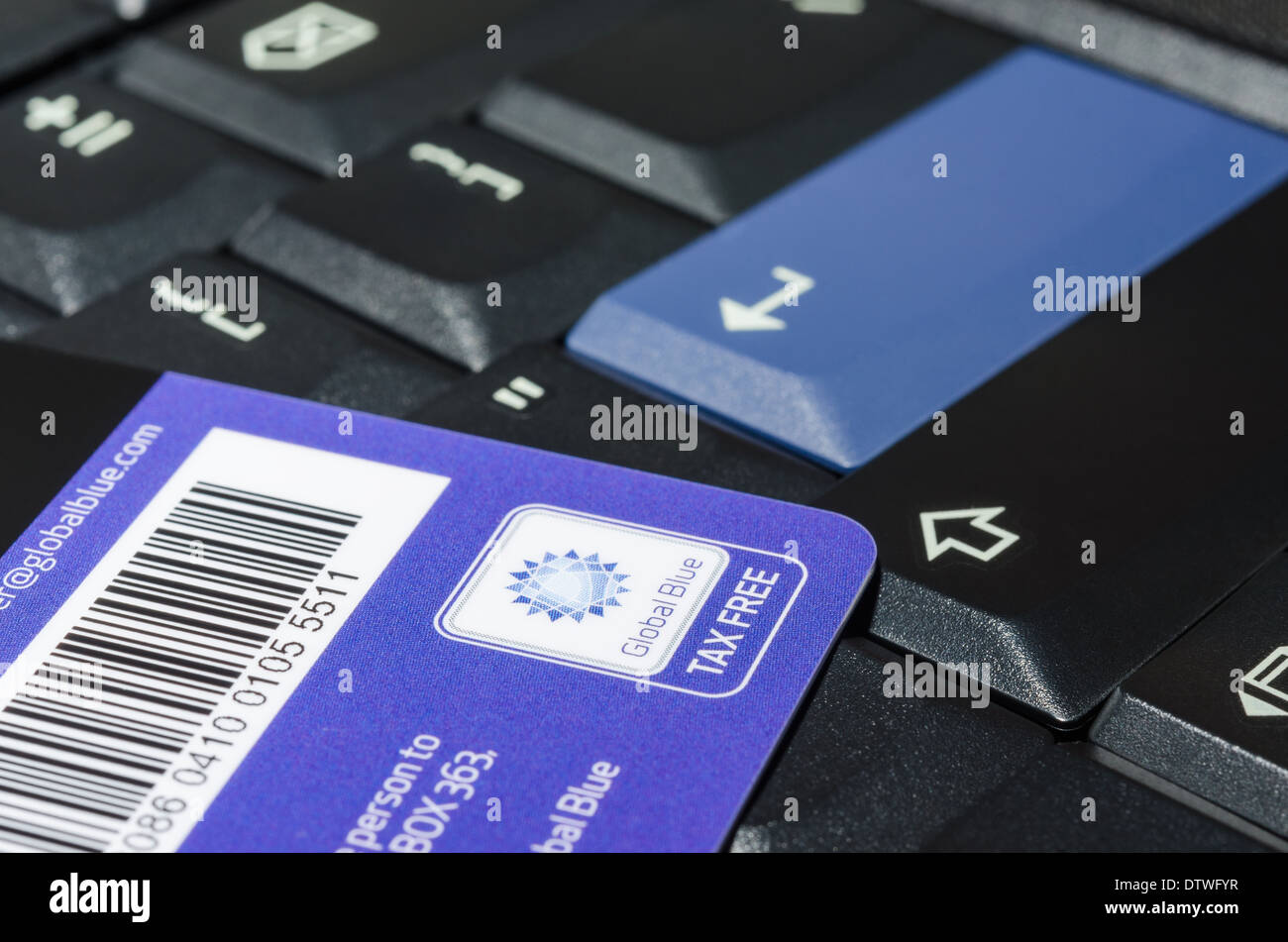 München, Deutschland - 24. Februar 2014: Kostenlose Unternehmen Global Blue Lohnsteuerkarte auf schwarz Notebook-Tastatur. Stockfoto