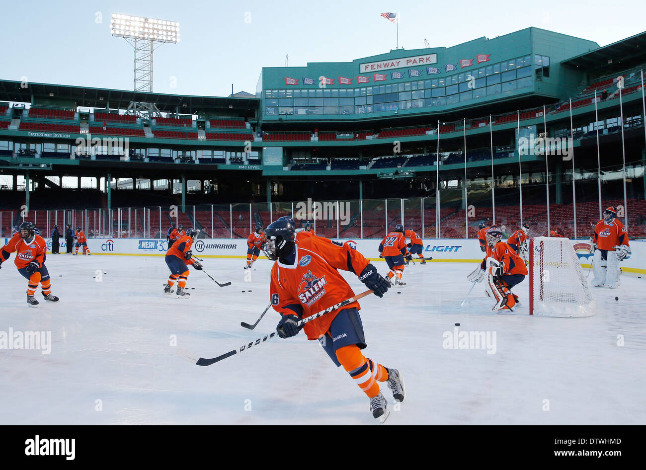 HochschulHockey im Fenway Park in Boston, Massachusetts Stockfoto